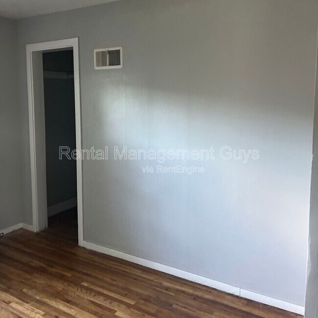 Building Photo - 2110 Fremont Ave N