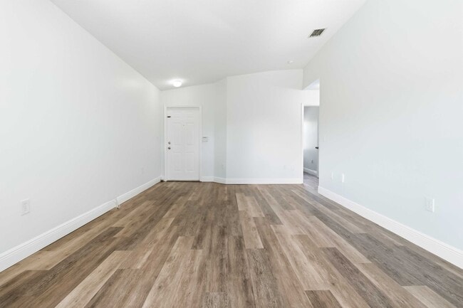 Building Photo - Beautiful Condo