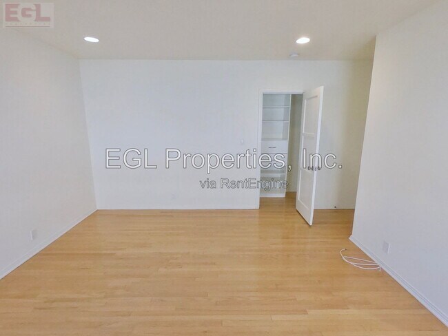 Building Photo - 10749 Wellworth Ave