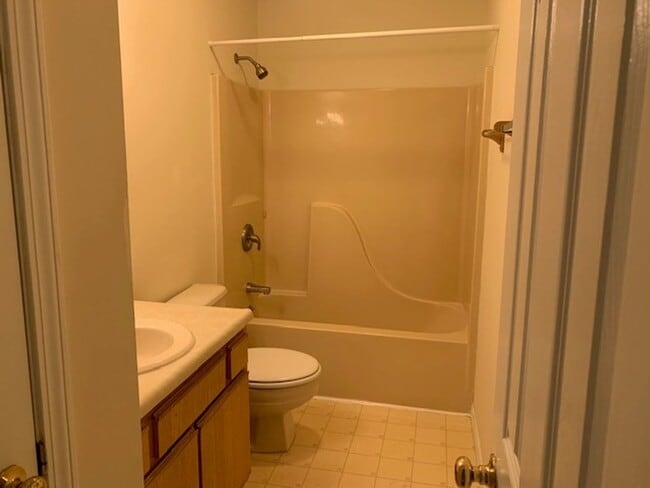 Building Photo - 1300-1302 S Hickory Grove Lane