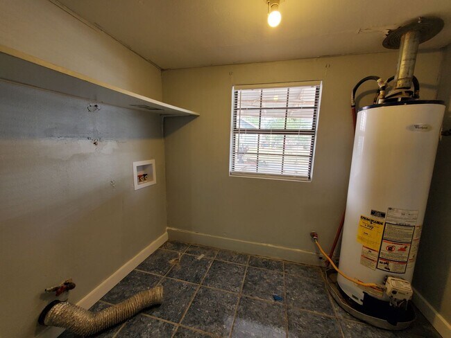 Building Photo - Newly Rehabbed 3 Bedroom 1 Bath COZY Home!!!!