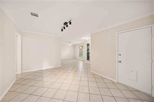 Building Photo - 2707 Foliage Green Dr