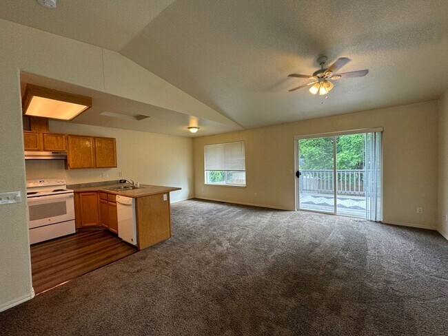 Primary Photo - Attractive Dupelx Near Downtown CDA