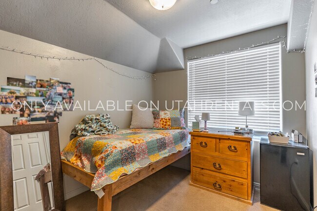 Building Photo - 843 E 620 N St