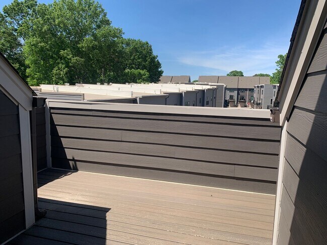 Building Photo - Beautiful Three Bedroom Townhouse!