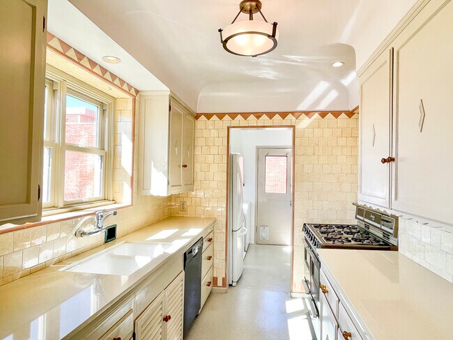 kitchen looking west - 1017 S Stanley Ave