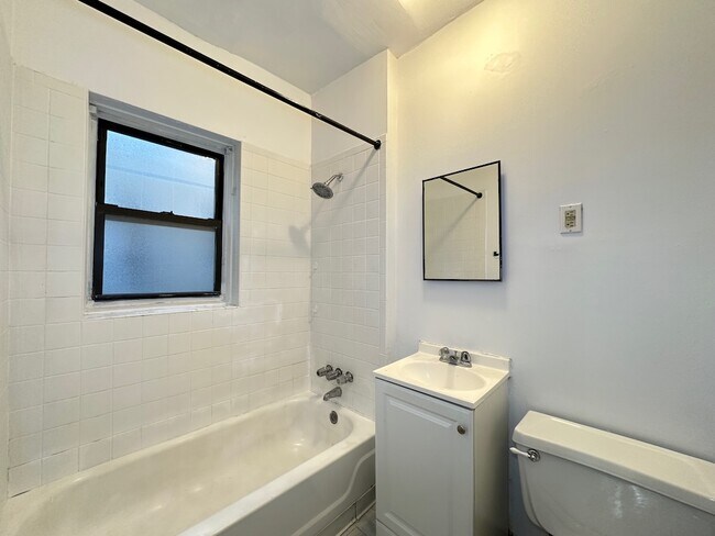 Building Photo - 933 W Sunnyside Ave