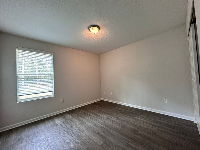 Building Photo - Four Bedroom Home on Belfort Rd.