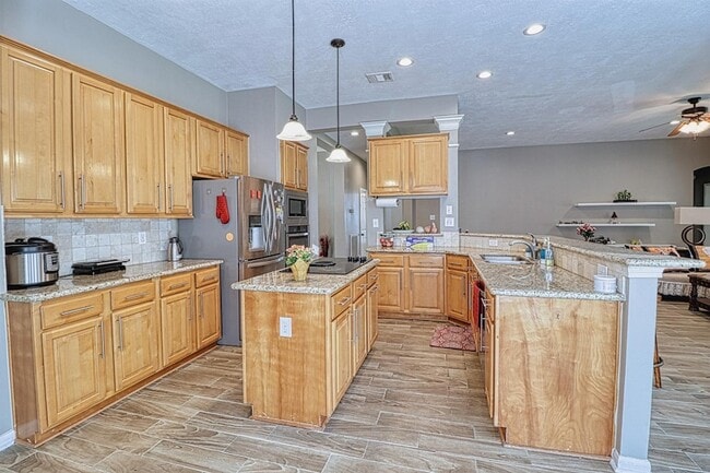 Building Photo - 2123 Meadow Park Cir