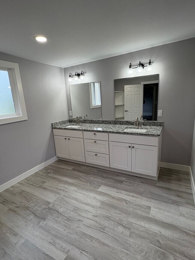 Building Photo - 4 bedroom, 2 bath house located in Downtown Stayton, OR