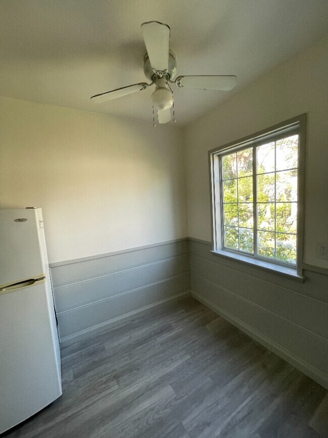 Building Photo - 14550 Moorpark St