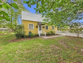 Building Photo - COMING SOON! Charming Cottage in the Center of Town