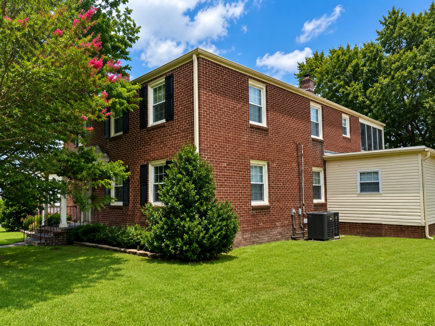 Building Photo - 501 Sussex Dr