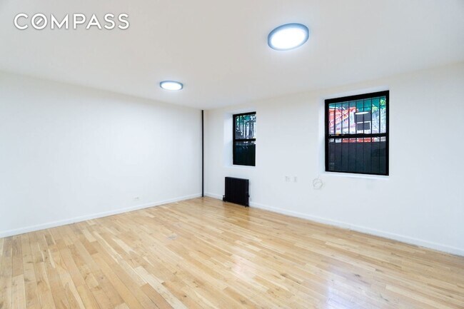 Building Photo - 320 W 20th St