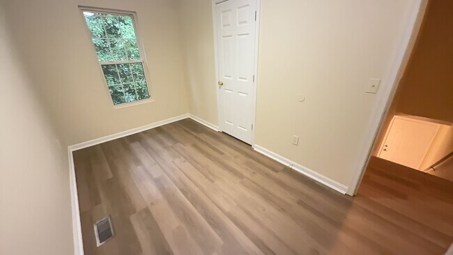Building Photo - Ideal Home Located in the City Limits - Ap...
