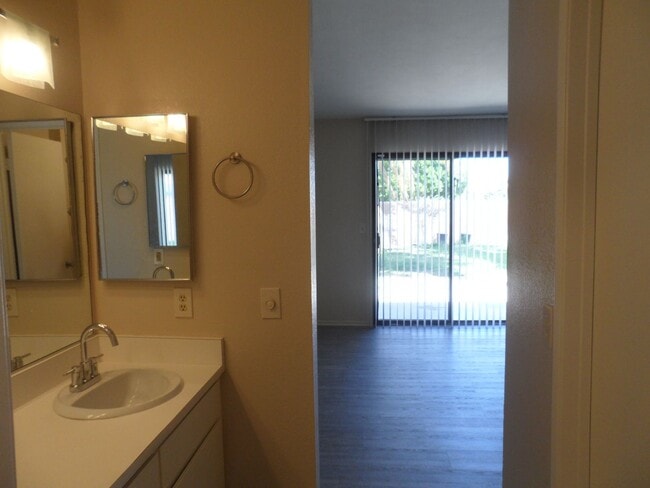 Building Photo - Spacious 2 Bed/2 Bath Home In Cathedral City!