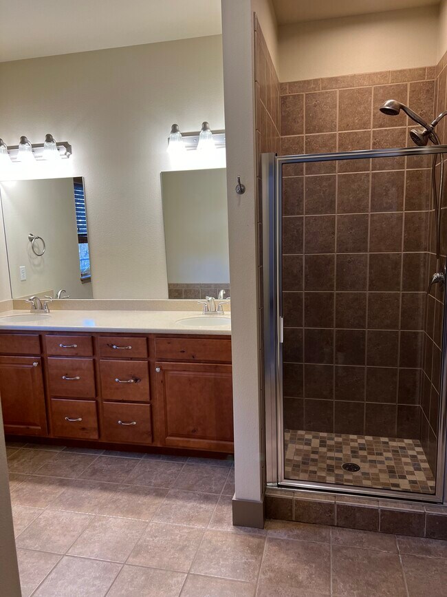 Master bathroom - 113 Oak St