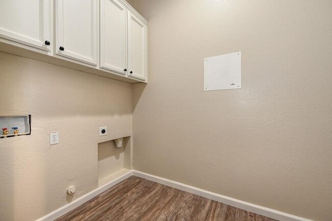 Building Photo - Gorgeous Roseville 4 Bedroom
