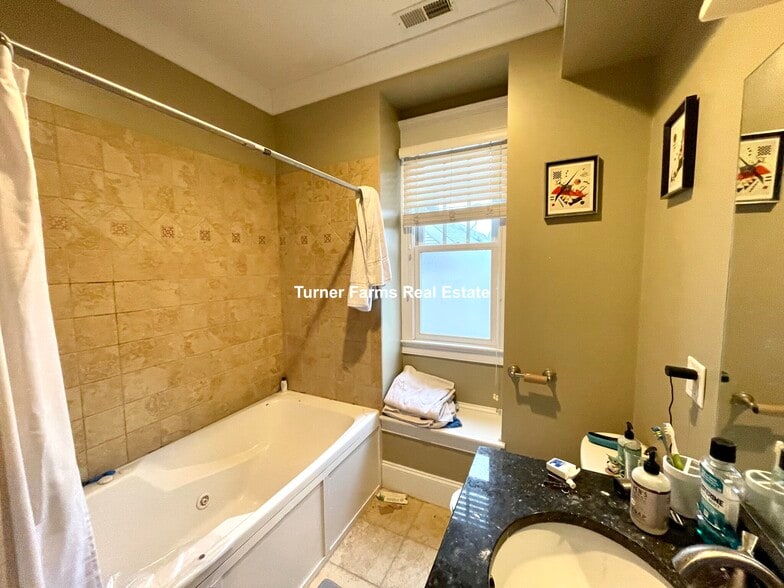 Building Photo - 15 Eldora St