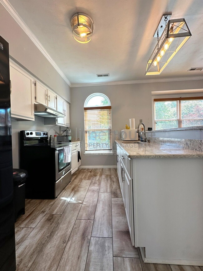 Building Photo - 400 Greenview Dr