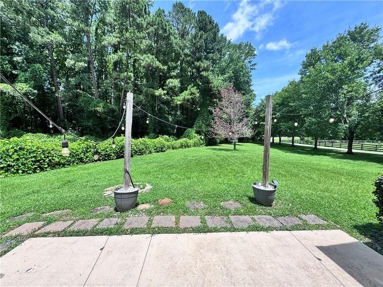 Building Photo - 2660 Dr Bramblett Rd