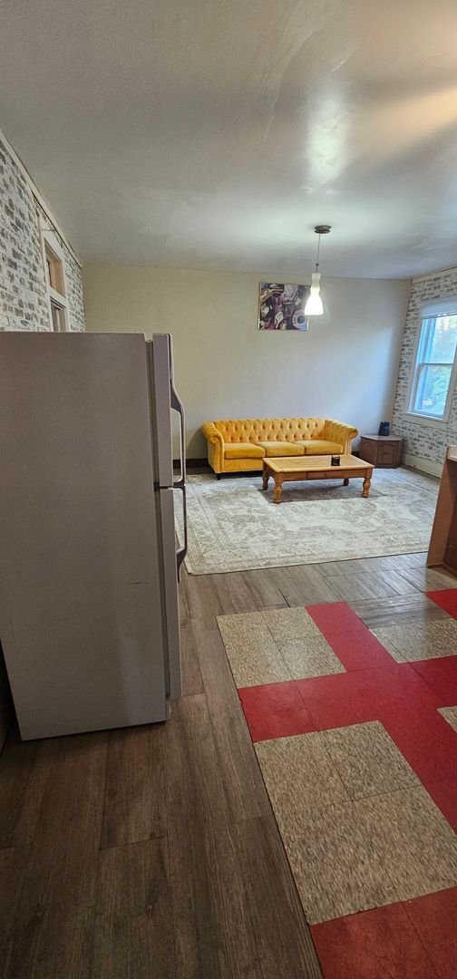 Building Photo - 882 Locust Dr