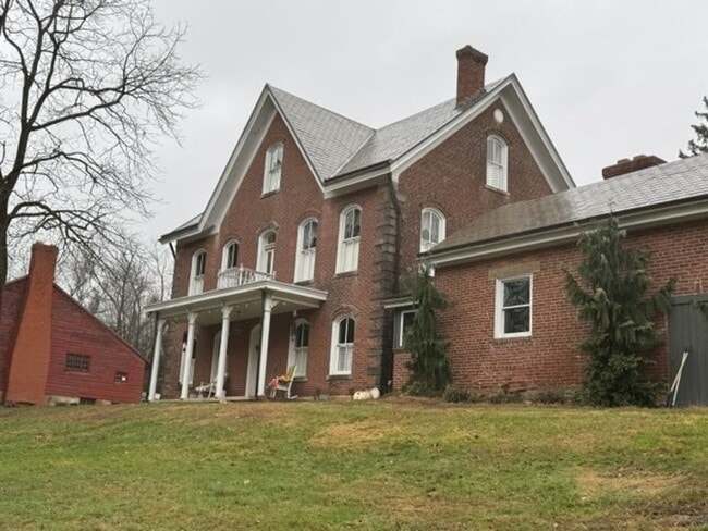 Building Photo - Rare find in great school district
