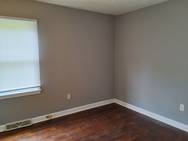 Building Photo - 320 Meadow Ln