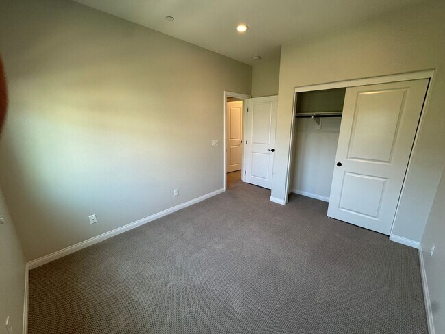 Building Photo - Charming 3-bedroom 2.5 bath nestled inside...