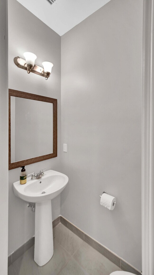 Building Photo - 94 Palm Ln