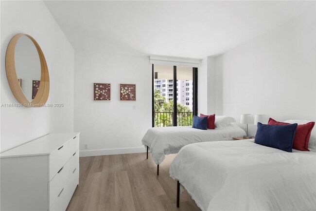 Building Photo - 520 Brickell Key Dr