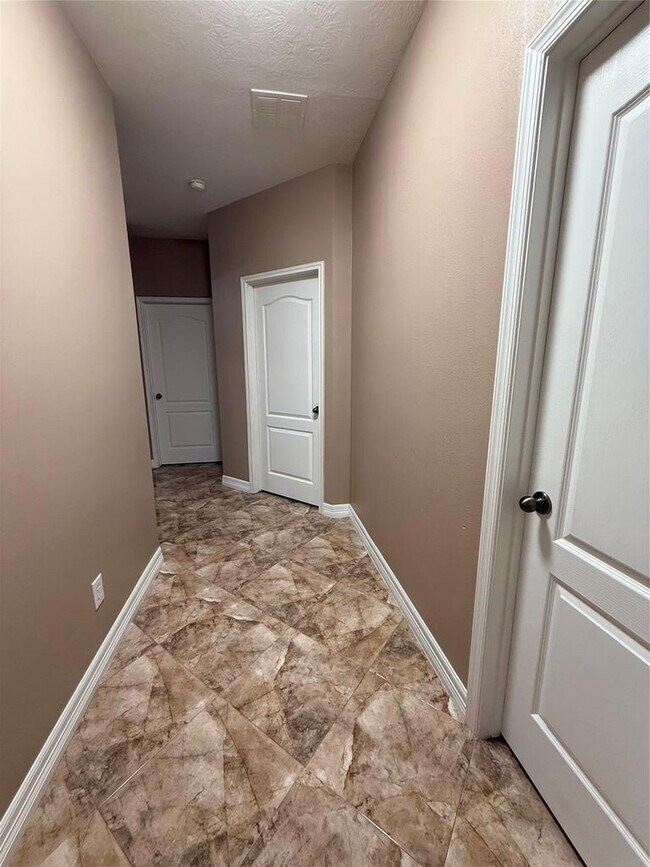 Building Photo - 15930 Hidden Crest Dr