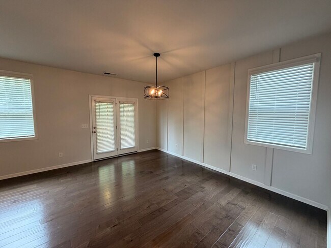 Building Photo - 1/2 Off First Month's Rent! Gorgeous 4 BR 2.5 Bath in Westlawn! Minutes from Veterans Parkway, Sh...