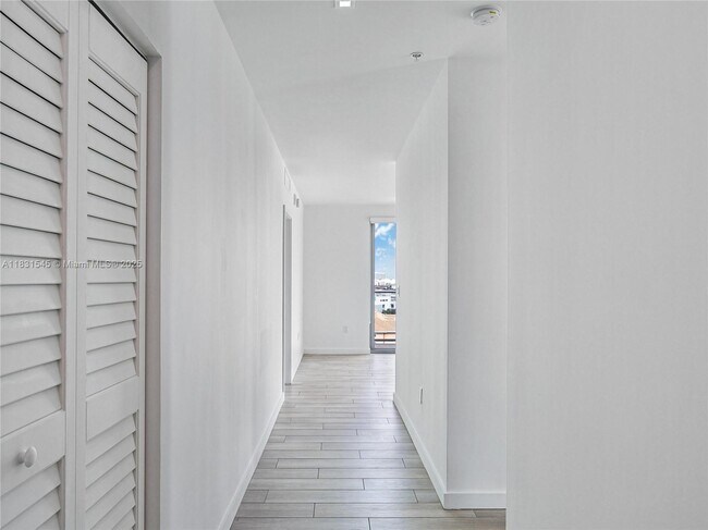 Building Photo - 1600 SW 1st Ave