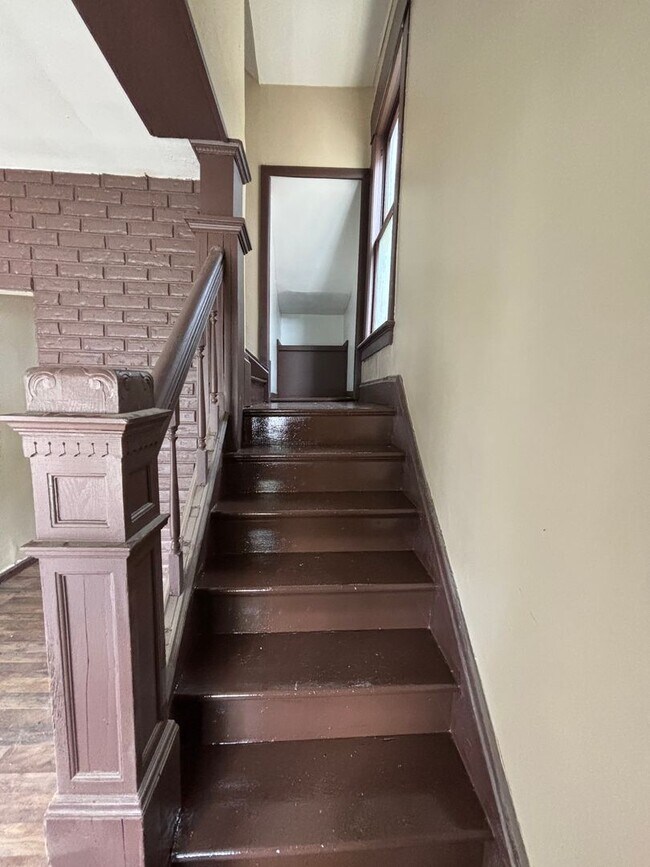 Building Photo - Newly Renovated 4 Bedroom Home