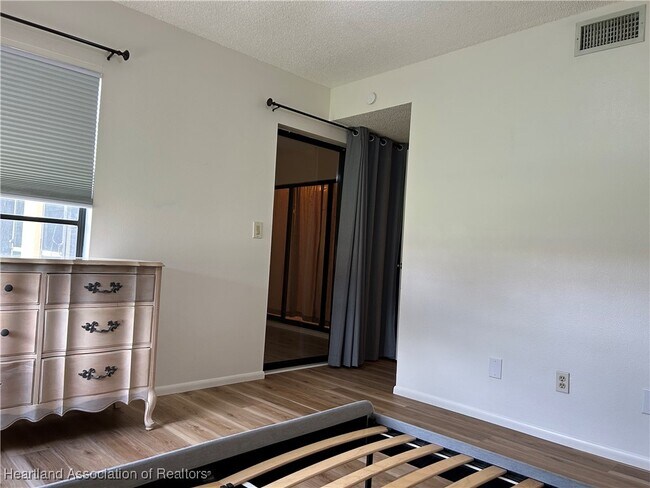 Building Photo - 603 Manor Cir