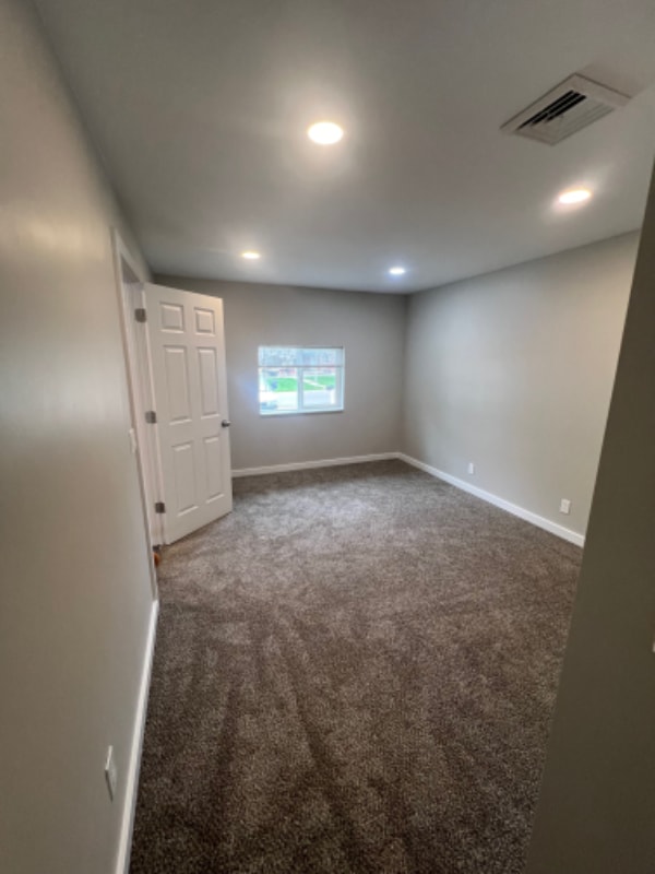 Building Photo - 425 S Oak St