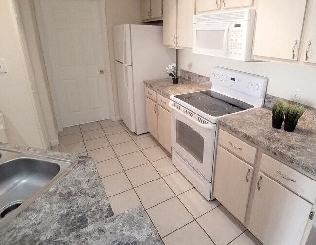 Building Photo - Gorgeous 2/2 Wood Floors Condo For Rent @ ...