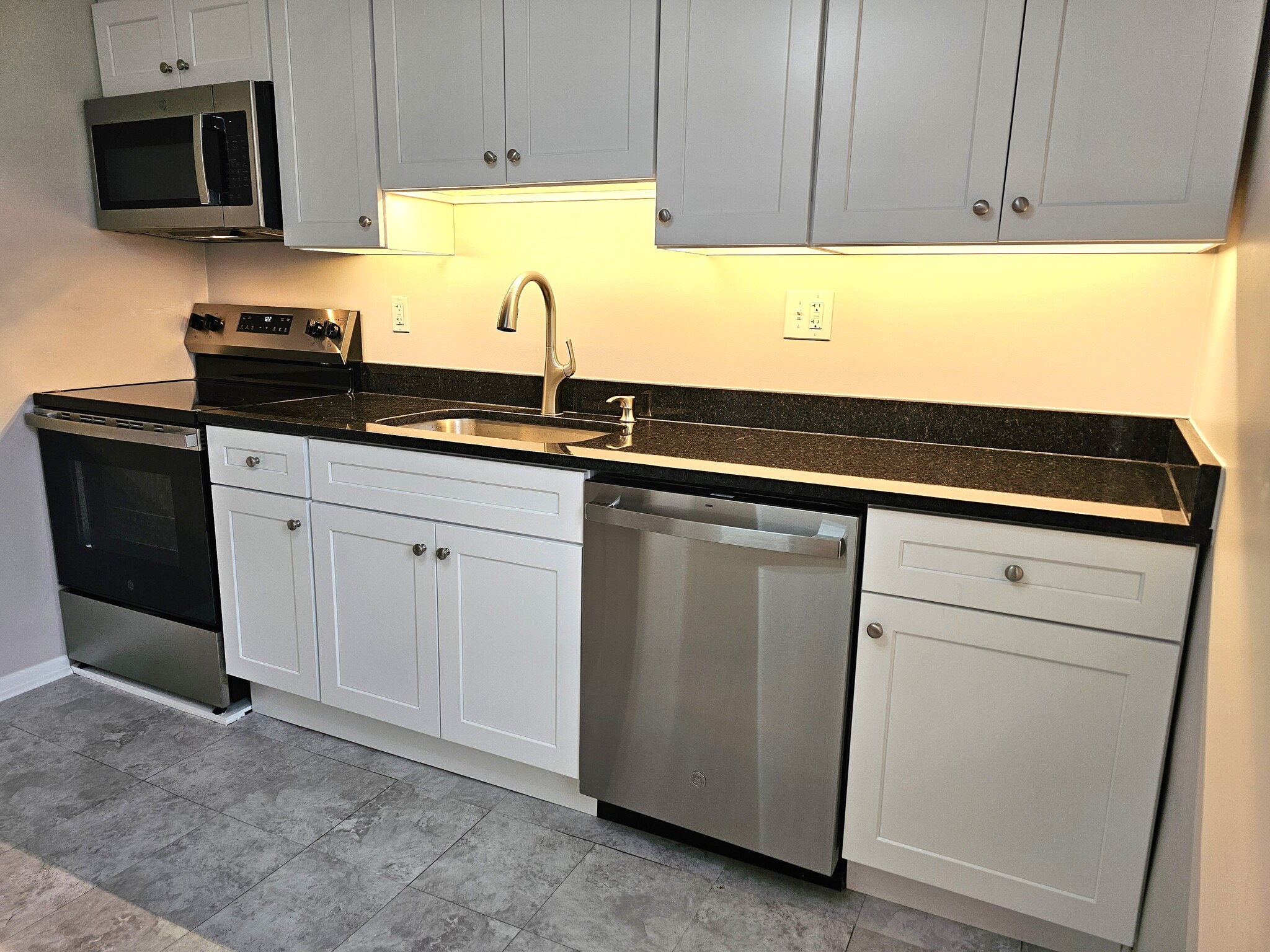 Building Photo - 396 W Clements Bridge Rd