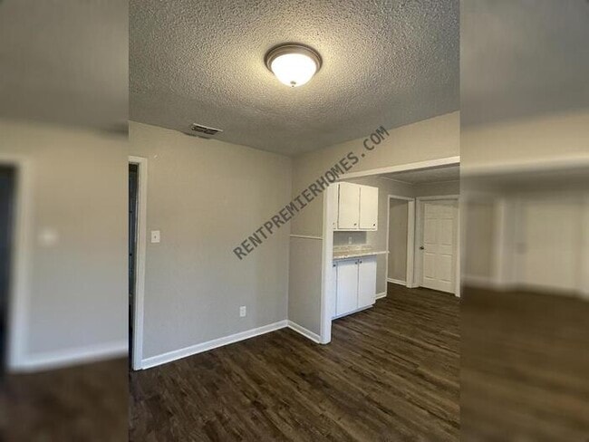 Building Photo - 7400 Debbie Dr