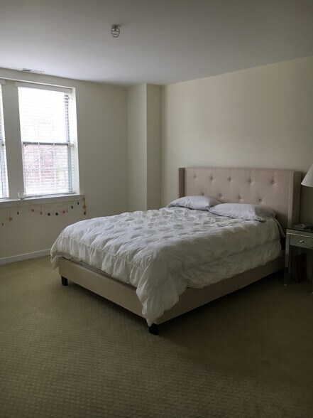 Building Photo - 104 Woodside Rd