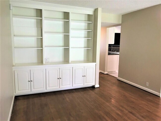 Building Photo - 9710 Pine Lake Dr