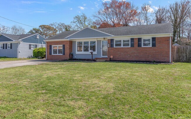 Building Photo - For Rent. 4 Bedrooms