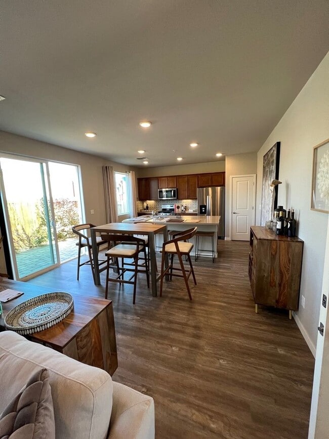 Building Photo - Gorgeous 2 Story, 3 Bed/2.5 Bath Townhouse with 2 Car Garage in Gated Community