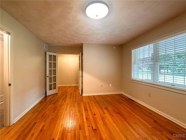 Building Photo - 97 1/2 Sanger Ave