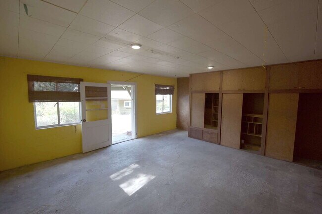 Building Photo - 2 bed 1 bath home with great view of Sequi...