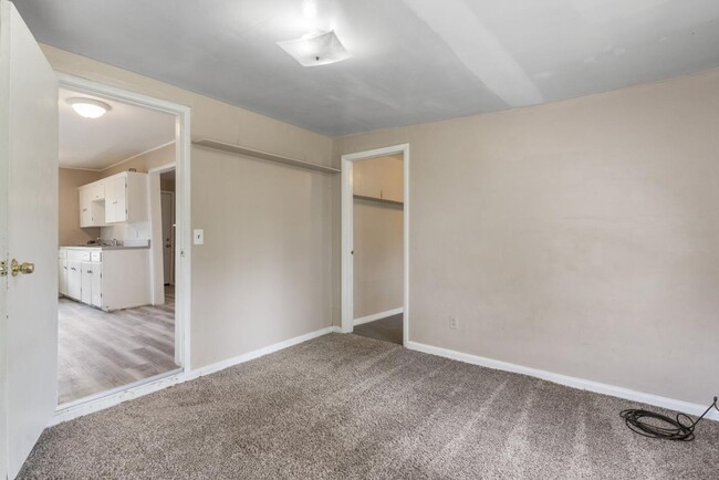 Building Photo - Charming 2 Bed, 1 Bath Home on Quiet Stree...