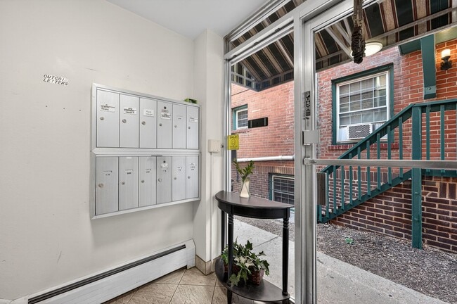 Building Photo - 985 Corona St