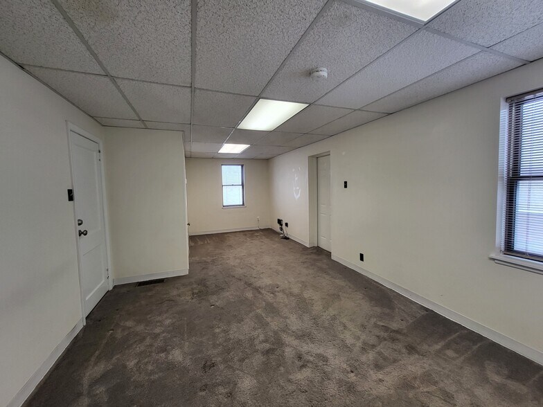 Building Photo - 2114 Darby Rd