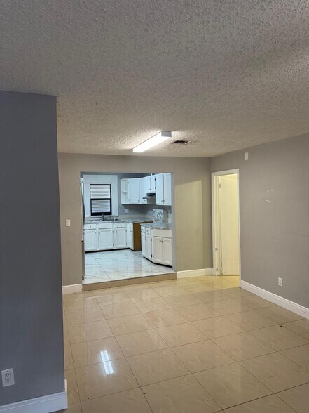 Building Photo - 5163 Club Rd